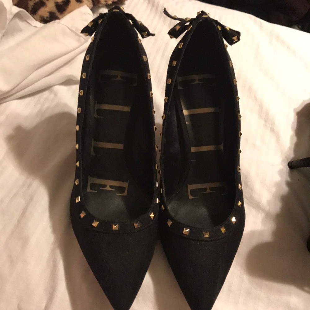 Black soft pumps